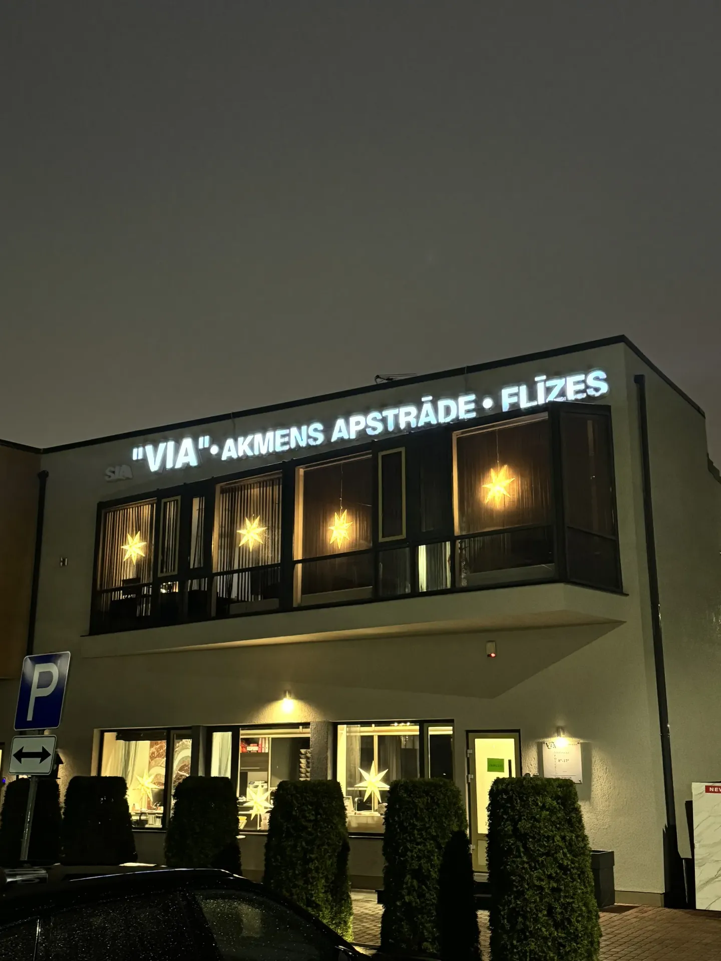 Mūsu ražotne un salons, Rīgā